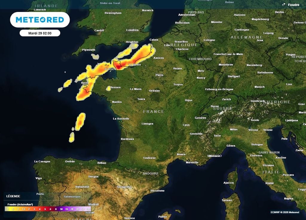 Des orages pourraient éclater près de la Manche en nuit de lundi à mardi Des orages pourraient éclater près de la Manche en nuit de lundi à mardi