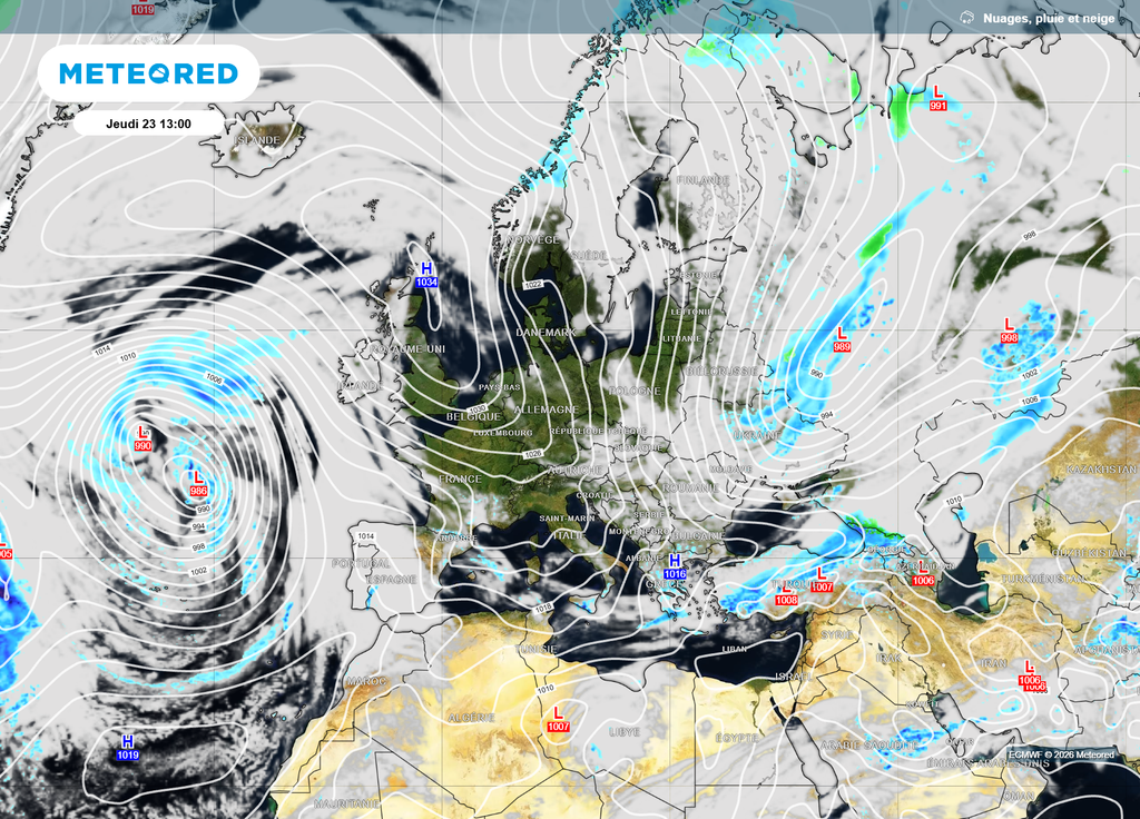 Sur cette carte, on aperçoit bien la France presque totalement dégagée de nuages, sous l'influence des hautes pressions s'étirant jusqu'à l'Islande.