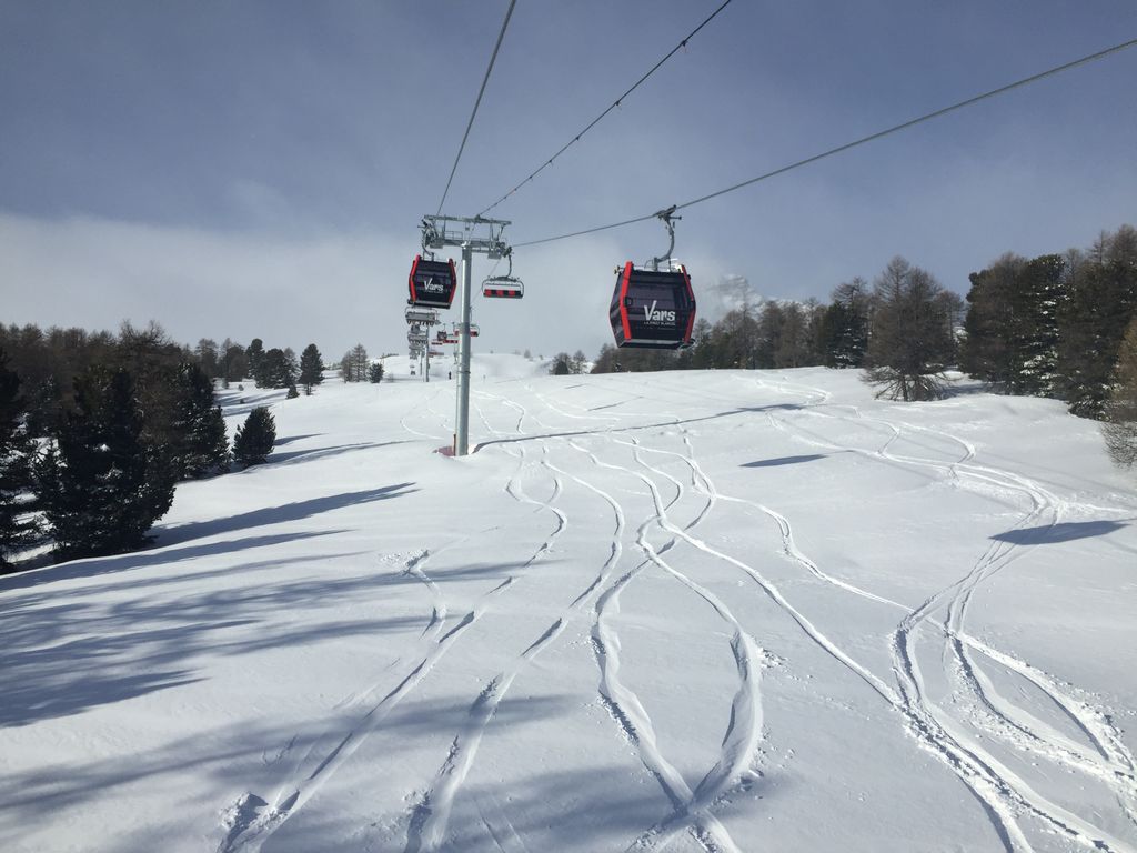 À un mois du lancement de la saison de sports d'hiver, l'inquiétude monte en montagne entre l'absence de neige et la hausse des coûts de l'énergie.