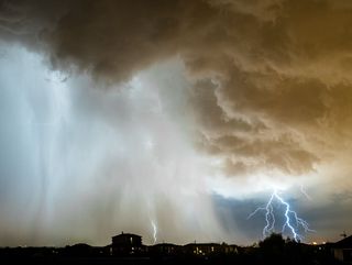 Meteo, nuova perturbazione nel fine settimana: pioggia e crollo termico 
