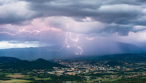M&eacute;t&eacute;o : gr&ecirc;lons de 2/5 cm et rafales &agrave; 100 km/h. Orages violents d&egrave;s 13h en France. Vigilance orange sur 11 d&eacute;partements