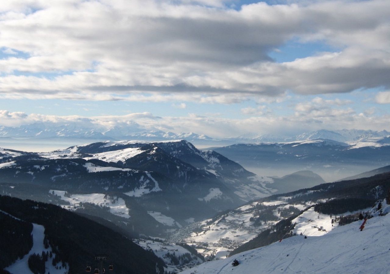 Una giornata invernale con correnti da nord sulle Alpi. Scarsa la neve, ma belle giornate per sciare in queste condizioni. Si notano le nubi medio alte e per opposto la foschie nei fondovalle. Le condizioni nei prossimi giorni saranno simili a questa immagine. Foto Luca Lombroso.