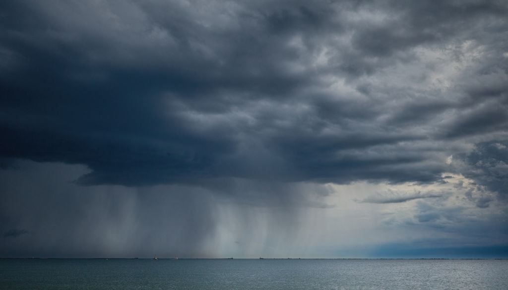 Le simulazioni prodotte dai modelli ECMWF e GFS concordano nel prevedere una tendenza in ulteriore peggioramento per la giornata di sabato 16 maggio. Infatti è attesa la formazione di una profonda ciclogenesi sul Mediterraneo occidentale, tra la Costa Azzurra e la Corsica, in rapido movimento verso il Tirreno Settentrionale. Il minimo depressionario potrebbe anche toccare i 995 hPa.