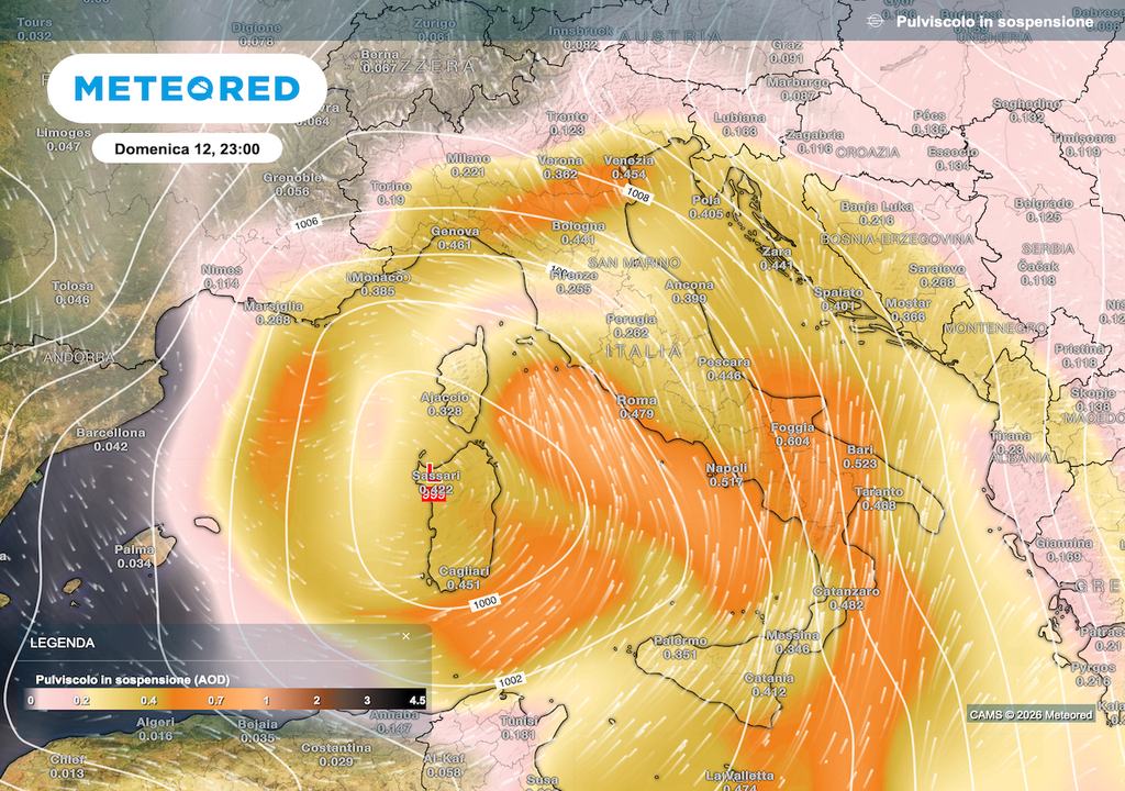 il massiccio trasporto di polvere dal deserto del Sahara è confermato ed è al suo culmine oggi, al nord molta polvere si depositerà con le precipitazioni, al sud prevale la deposizione secca.