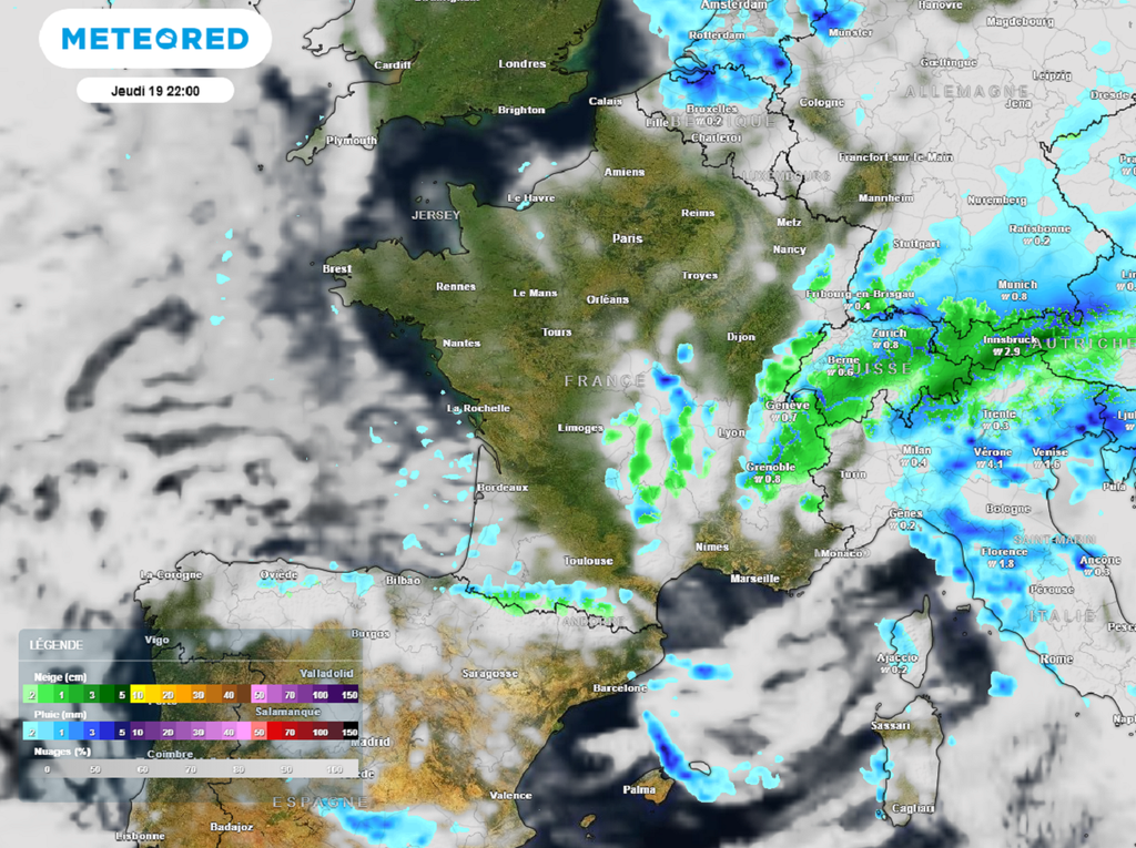 Dans la soirée de jeudi, la neige tombera à de plus en plus basse altitude sur l'ensemble des reliefs.