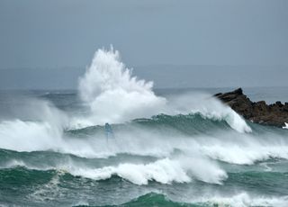 Météo : la tempête Benjamin frappe la France avec des vents à près de 150 km/h ! 19 départements en vigilance orange !