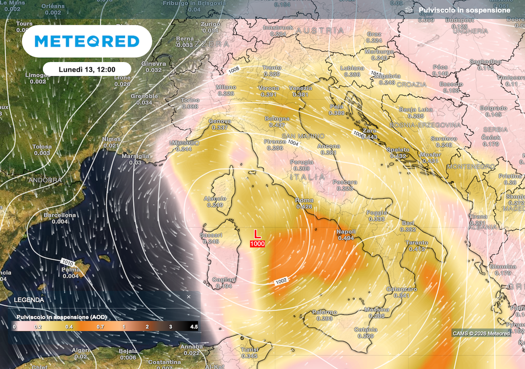 Il ciclone mediterraneo che si formerà sull'Italia richiama aria dal nord Africa, complice la corrente a getto subtropicale trasporterà grandi quantitativi di pulviscolo desertico verso tutt'Italia.