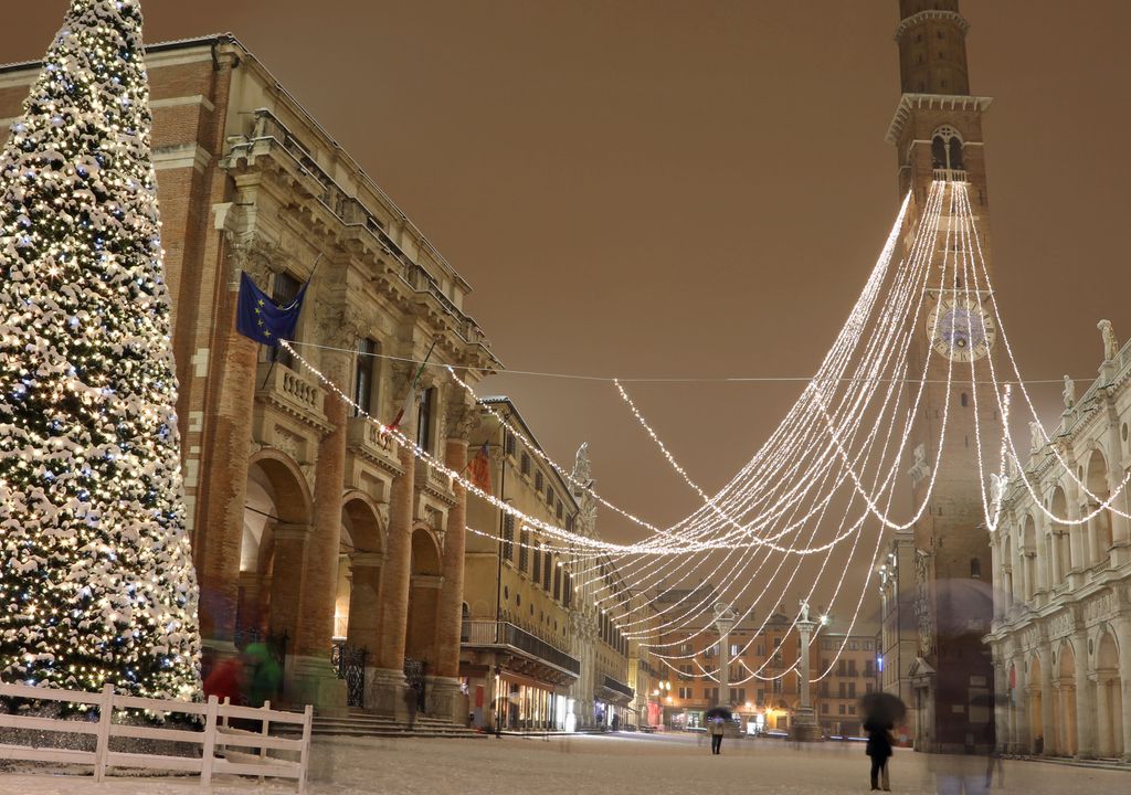 Neve e decorazioni natalizie a Vicenza