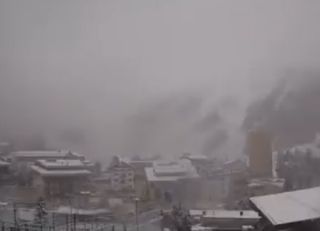 Dal caldo record alla neve: le Alpi si tingono di bianco, i video della prima nevicata di fine estate