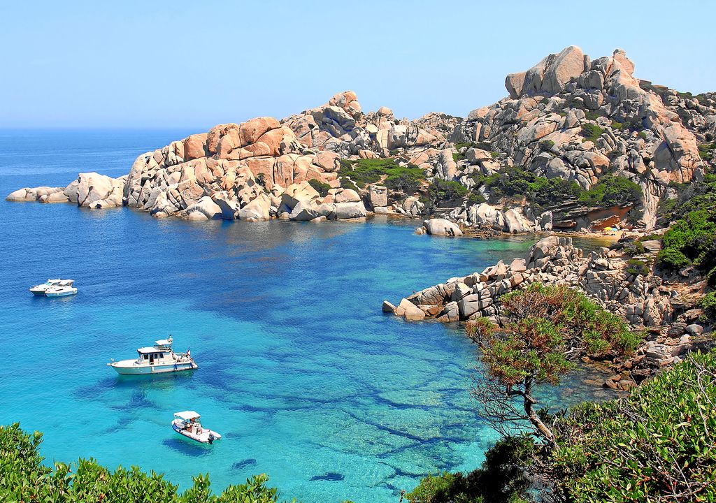 Cielo sereno e mare piatto sono le condizioni ideali per godere dello spettacolo dei fondali marini del Mediterraneo