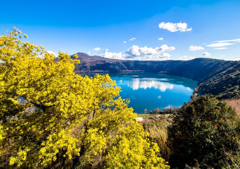 In foto: lago vulcanico di Albano a pochi chilometri da Roma In foto: lago vulcanico di Albano a pochi chilometri da Roma
