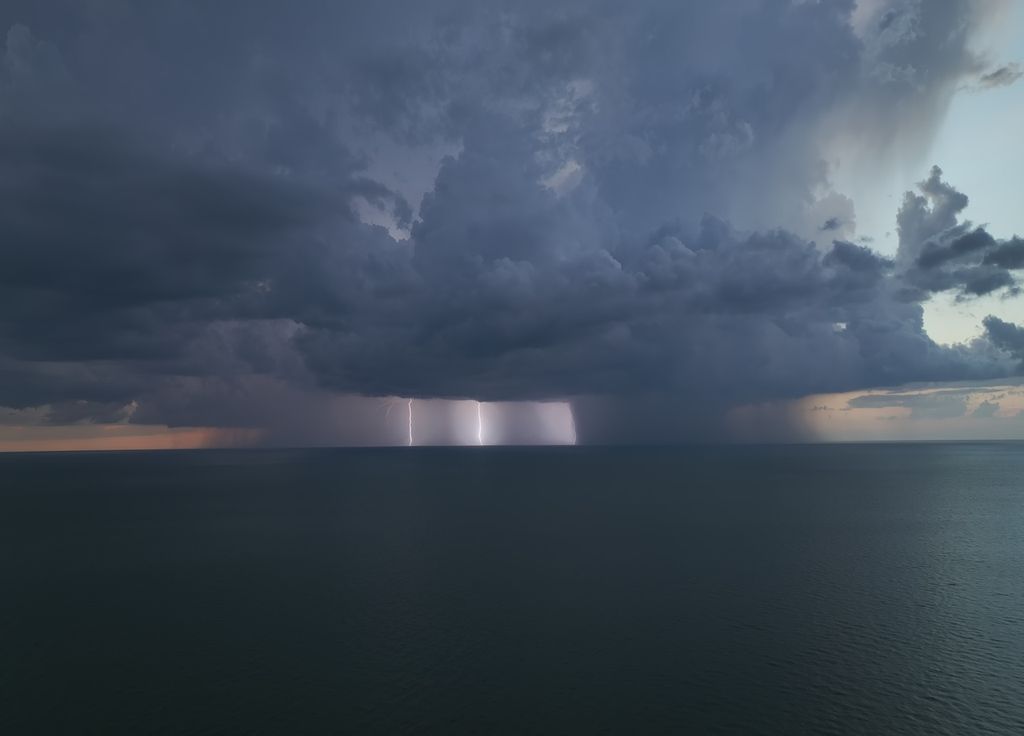 Bien que la foudre peut être jolie à observer, prudence, les orages restent des phénomènes dangereux même s'ils sont de faible intensité.