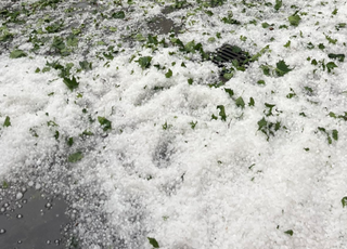 Météo : regardez les images impressionnantes du violent orage de grêle qui s'est abattu sur Paris cet après-midi 
