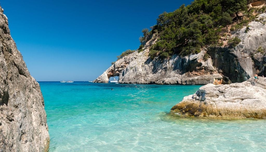 Sardegna, mare. Il caldo anticipato di questi giorni spingerà molti turisti ad assaporare le spiagge incontaminate della regione.