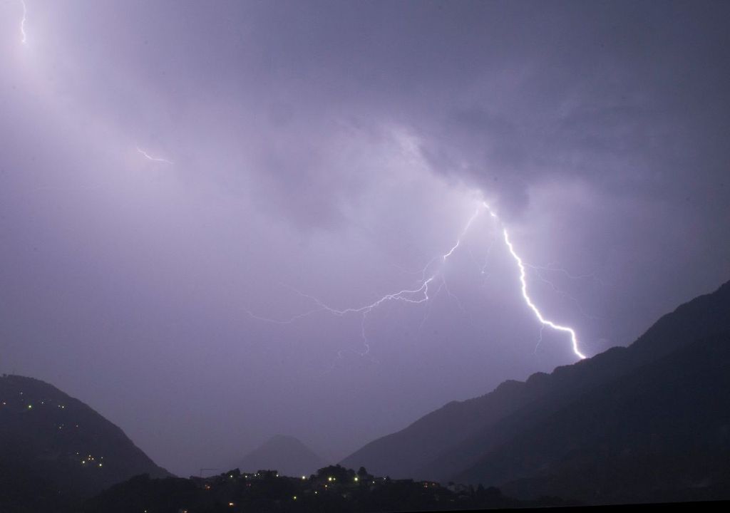 Nella giornata di domani, Festa della Donna, l'attenzione si concentra sulle aree interne, dove il rischio di rovesci e temporali di calore sarà più marcato.