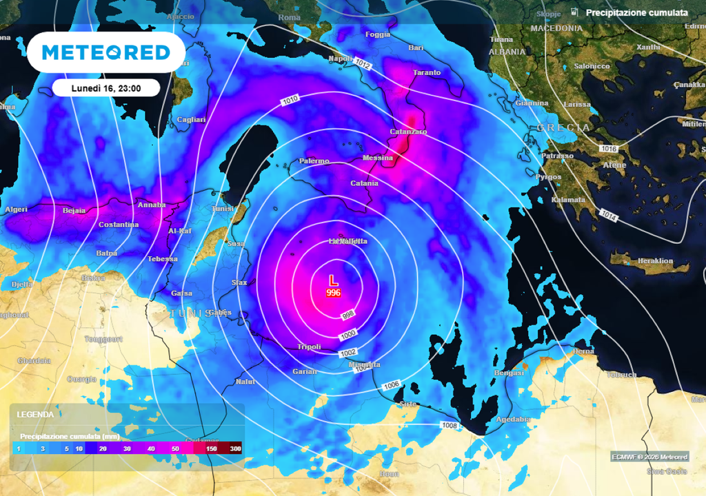Il processo è rapido, dato che la convergenza al suolo aumenta, l’aria mite e umida nei bassi strati viene sollevata, e il minimo si intensifica sensibilmente. Le proiezioni indicano valori che potranno scendere sotto i 990 hPa nelle prossime ore.