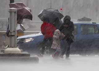 Météo week-end : fort coup de vent, risque de submersions et passages pluvieux. Quelles régions concernées ? 