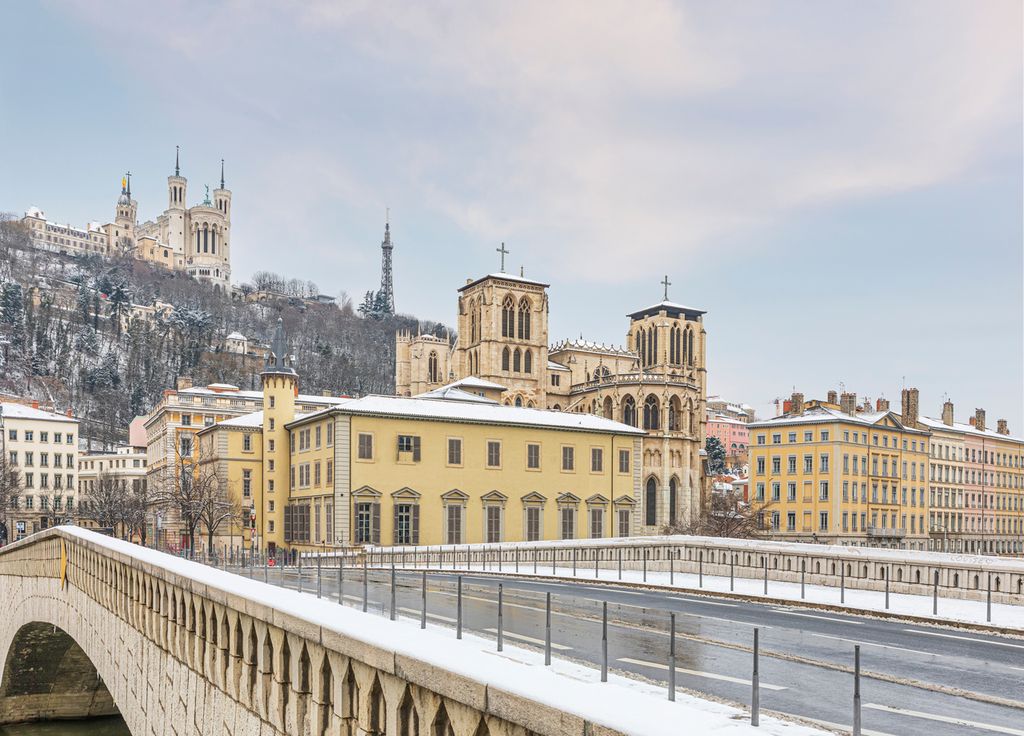 La ville de Lyon pourrait connaître un épisode neigeux avec une petite couche de neige tenant au sol dimanche.