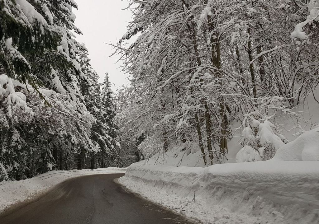 Le nevicate partiranno dai 1100-1200 metri, con possibili fiocchi poco sotto i 1000 metri sui settori più esposti (come i Monti della Laga o i Simbruini). Localmente, sui rilievi abruzzesi e molisani più alti, si potranno vedere accumuli di 10-20 cm sopra i 1500 m.