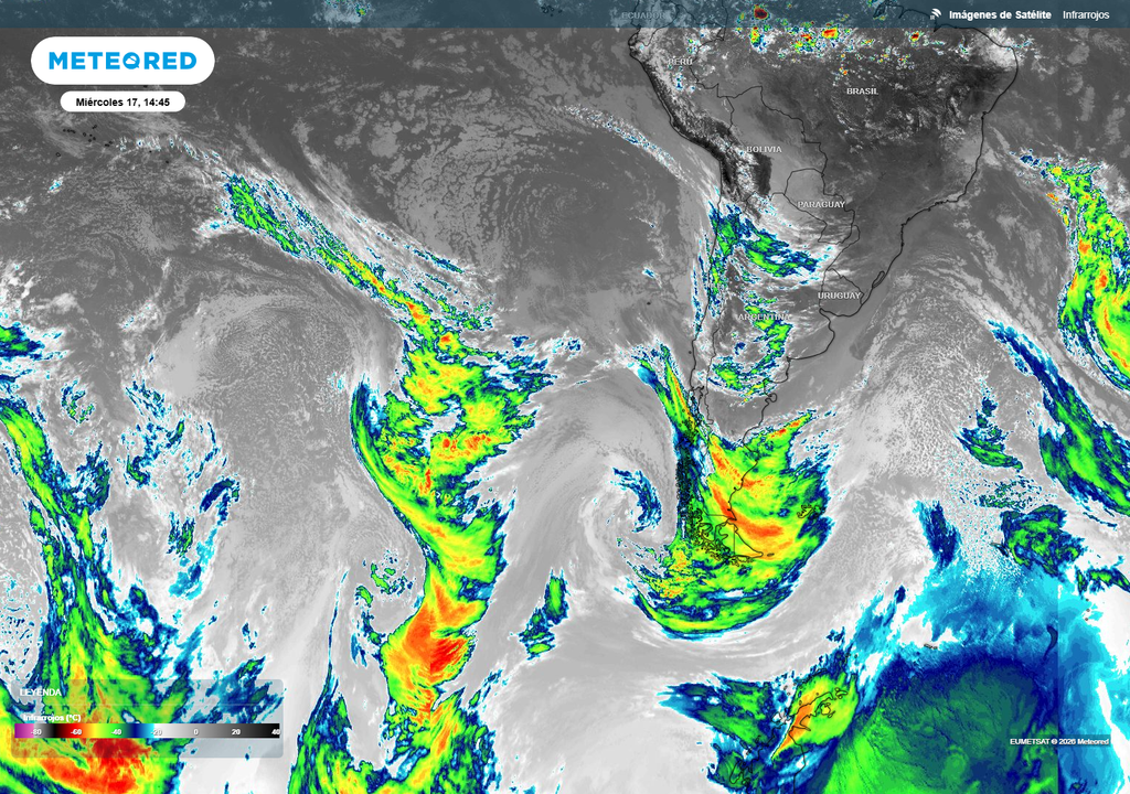 El satélite muestra un extenso sistema frontal, con una baja que se volverá más intensa en su avance hacia el continente.