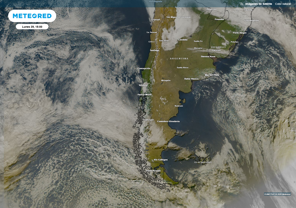 Las nubes en el sur y la Patagonia son parte del sistema frontal desde el cual se desprenderá una vaguada de altura.