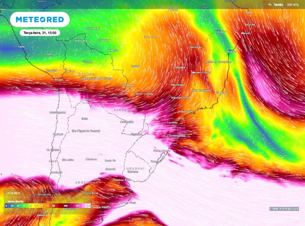 Ventos em 300 hPa, mapa mostra a presença do jato subtropical sobre o Sul do Brasil provocando divergência.