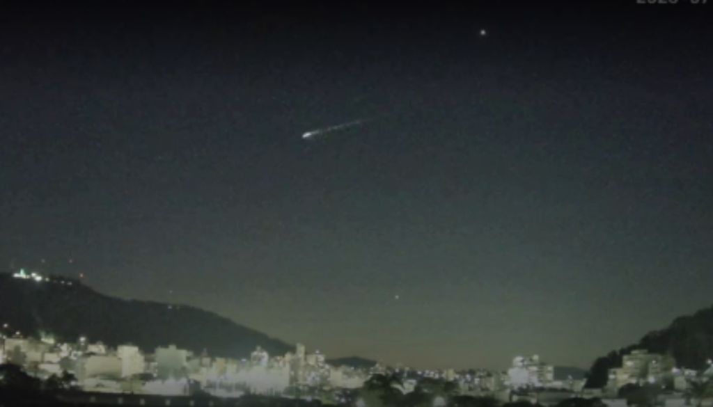 Rastro luminoso que cruzou o firmamento a mais de 34 mil quilômetros por hora. Foto: Reprodução Rastro luminoso que cruzou o firmamento a mais de 34 mil quilômetros por hora. Foto: Reprodução