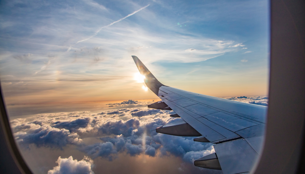 A velocidad de crucero, la fricción del aire sobre la superficie del avión aumenta la resistencia y el consumo de combustible.
