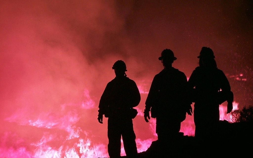 bomberos frente al fuego de incendio
