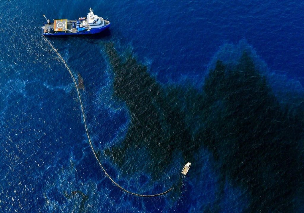 El barco Louisiana Responder recogiendo petróleo de la superficie del Golfo de México. Foto: VICE