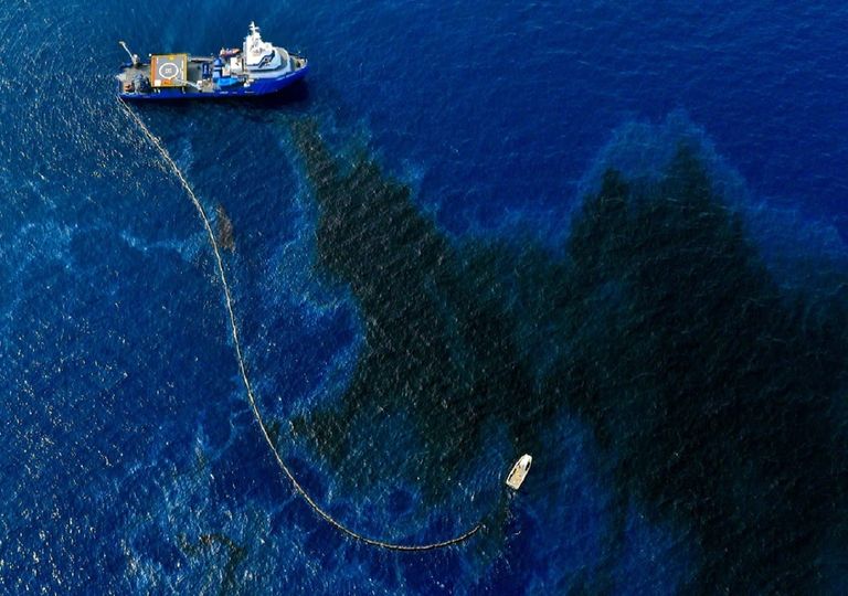 El barco Louisiana Responder recogiendo petróleo de la superficie del Golfo de México. Foto: VICE El barco Louisiana Responder recogiendo petróleo de la superficie del Golfo de México. Foto: VICE