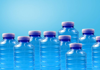 Detectando y cuantificando la cantidad de micro y nanoplásticos en el agua que bebemos: embotellada y del grifo