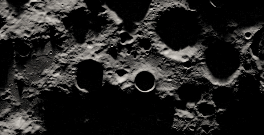 El programa Apolo llevó a seis parejas de astronautas a la Luna entre 1969 y 1972. Los seis lugares de aterrizaje se encuentran cerca del ecuador lunar. En esta visualización, se comparan los sitios de las misiones Apolo con el Polo Sur, una región con un enorme potencial para la exploración futura. El tiempo pasa a medida que nos acercamos al cráter Shackleton en el Polo Sur, revelando condiciones de iluminación muy diferentes a las que se encuentran cerca del ecuador. Aunque muchos cráteres se mantienen en sombra permanente, algunas montañas y crestas cercanas están expuestas a una luz solar persistente, lo que las convierte en sitios candidatos atractivos para la generación de energía solar y la ocupación a largo plazo. Estudio de Visualización Científica de la NASA/Ernie Wright