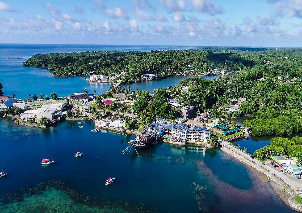 Vista aérea tomada con dron de la capital del estado, Kolonia, desde la isla Chamorro, en la República Federada de Micronesia.