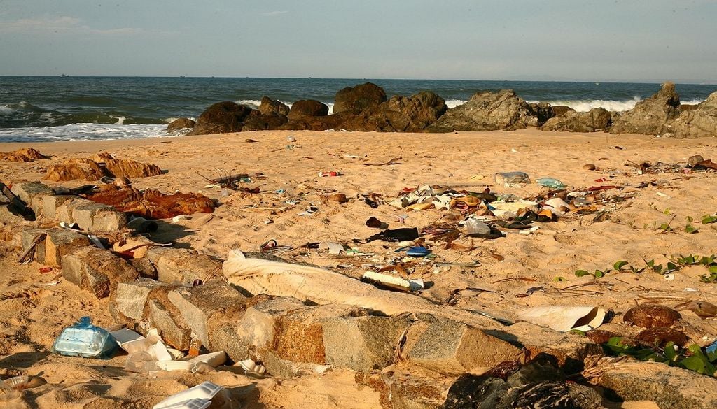 Monitorizar as concentrações de microplástico e limpezas regulares das praias são passos obrigatórios para mitigar os efeitos da poluição. Foto: Sergei Tokmakov, Esq. https://Terms.Law/Pixabay