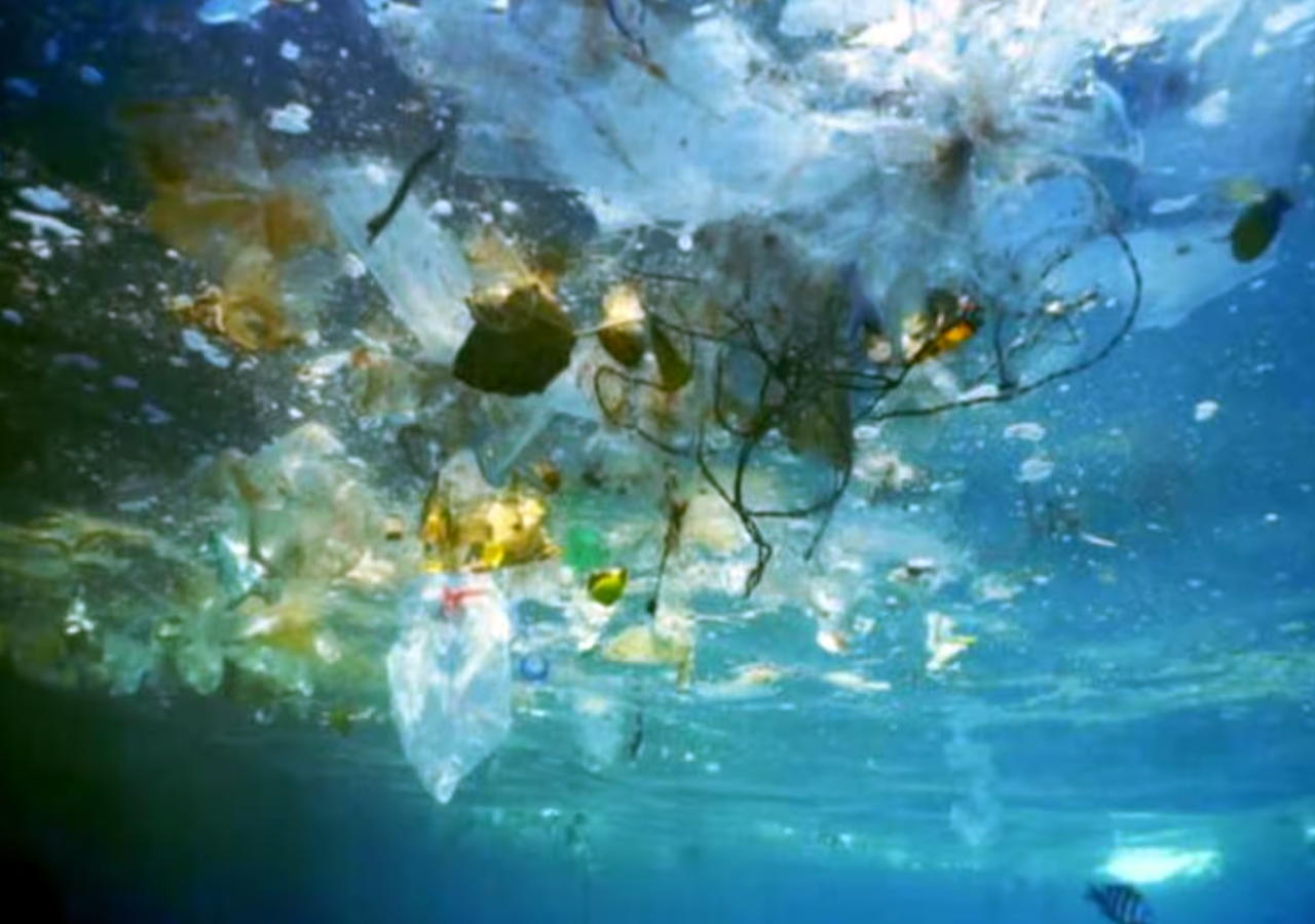 Plásticos flotando a la deriva en aguas oceánicas. NASA