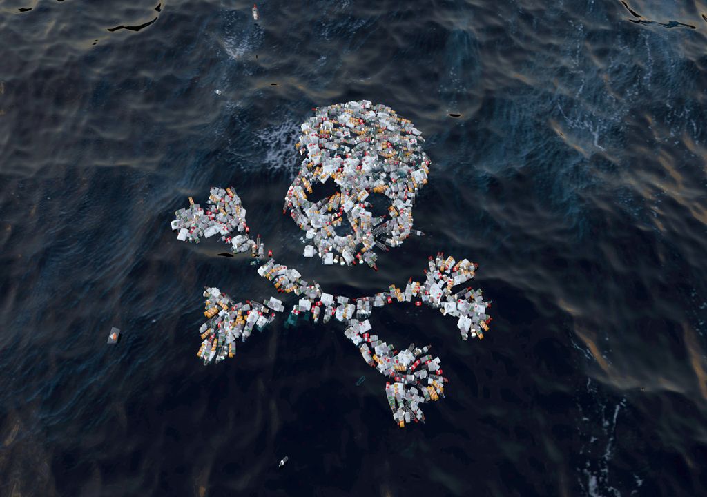 calavera hecha de plásticos sobre la superficie del océano