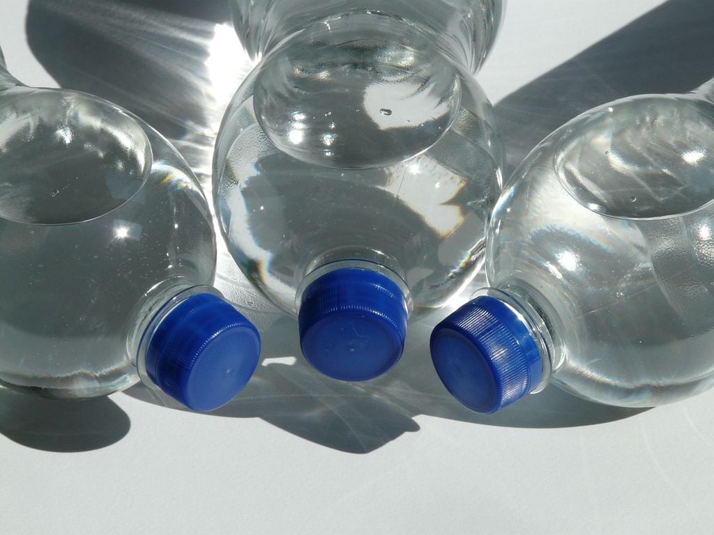 El agua embotellada en plástico puede contener micropartículas de plásticos. Imagen de PXHERE.com