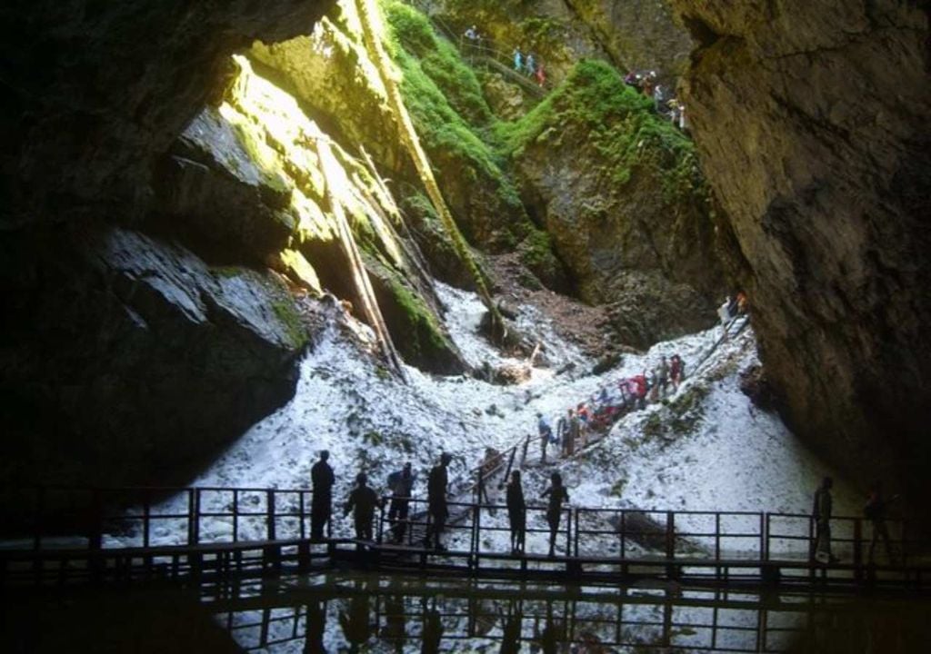 Microrganismos com milhares de anos desafiam a medicina atual ao resistirem a tratamentos desenvolvidos apenas recentemente.