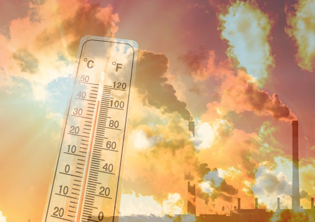 termómetro marcando altas temperaturas y chimeneas industriales soltando humo