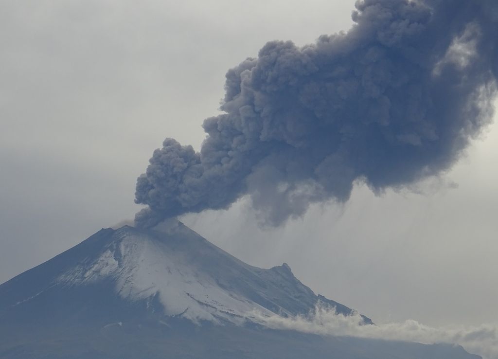El Popocatépetl en erupción y tormentas en México.