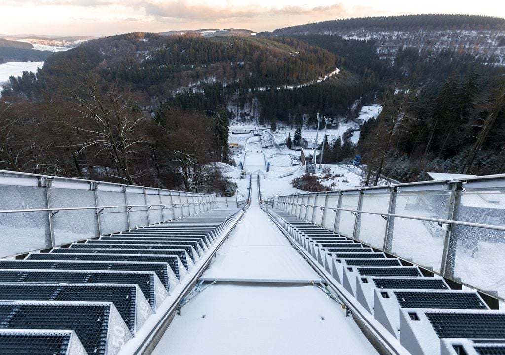 Lo scivolo di lancio, fondamentale per raggiungere velocità di stacco superiori ai 100 km/h, è un capolavoro tecnologico, con una traccia in ceramica, dove il ghiaccio viene mantenuto a una temperatura costante di -5°C.