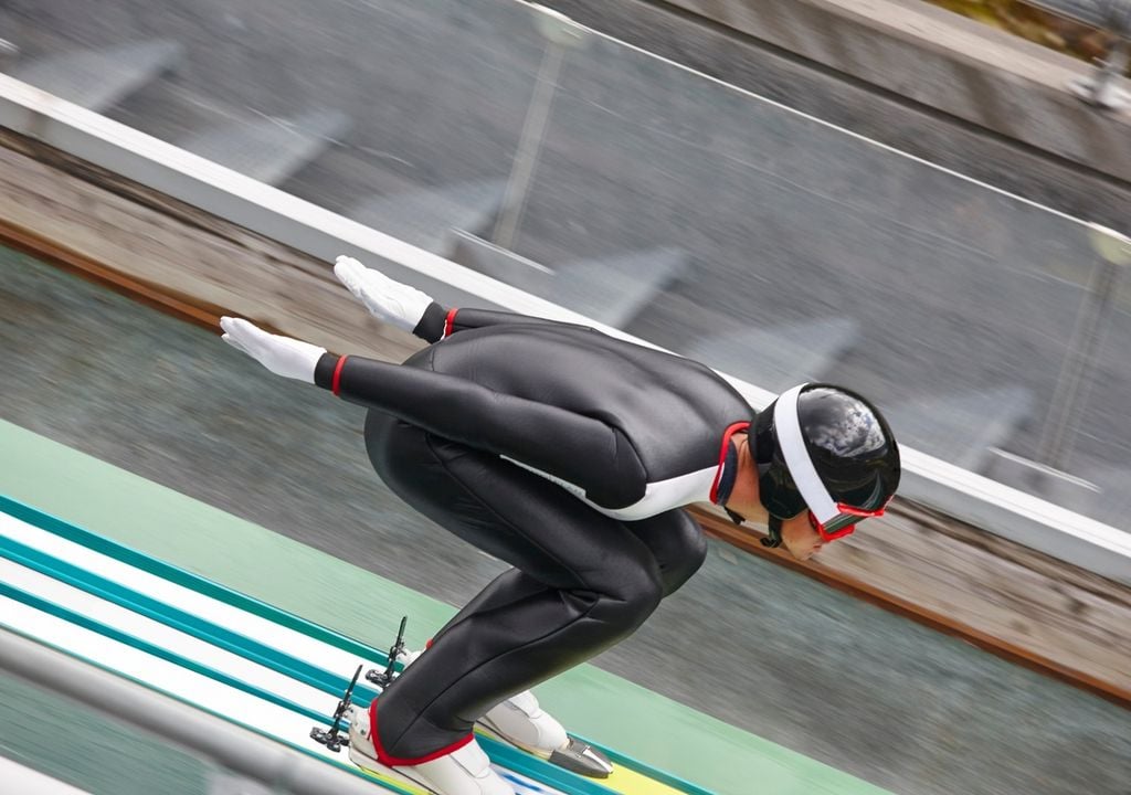 La tuta deve avere una porosità certificata di 40 litri d'aria al metro quadro per secondo. Se il tessuto fosse troppo impermeabile, l'atleta otterrebbe un vantaggio illecito "galleggiando" troppo.