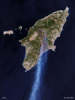 Miles de evacuados por los incendios y las nubes de humos en Rodas y Corfú, Grecia