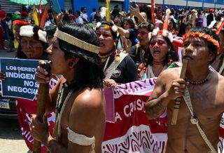 Milhares de pessoas marcham em Belém para pressionar COP30 por ações climáticas urgentes