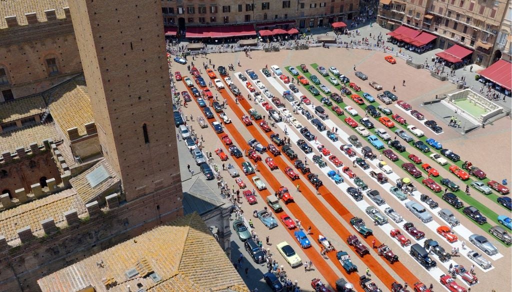 La Mille Miglia fa tappa anche a Piazza del Campo a Siena