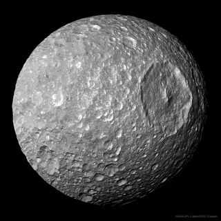 Mimas: una luna pequeña con un gran cráter
