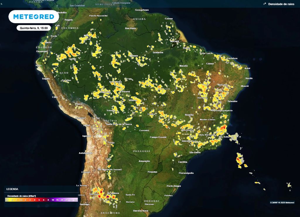 Mapa de densidade de raios para a quinta-feira (09) destaca as regiões com maior potencial de tempestades. Mapa de densidade de raios para a quinta-feira (09) destaca as regiões com maior potencial de tempestades.