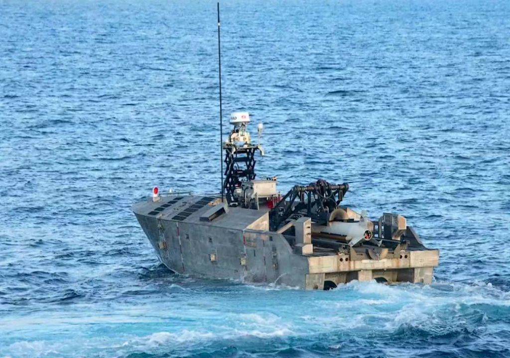 La Marina de los EE. UU. utiliza este vehículo de superficie no tripulado, que remolca un dispositivo de sonar submarino, para buscar minas. Imagen: U.S. Navy.