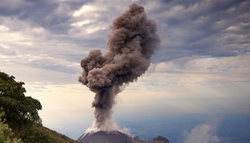 A gran velocidad: turistas huyen de sorprendente erupción en uno de los volcanes más activos de Guatemala